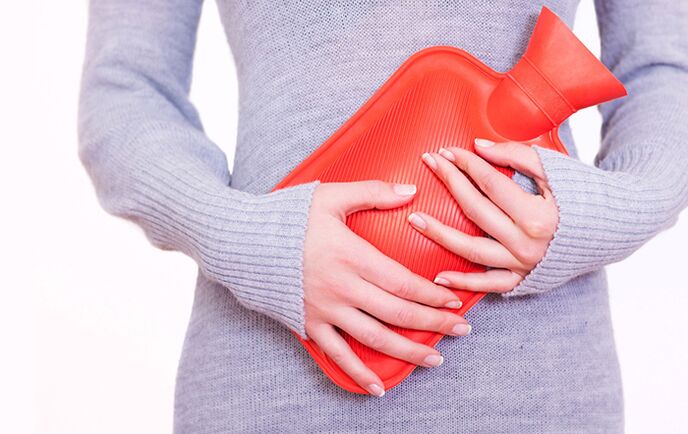 Applicare una piastra elettrica sullo stomaco aiuterà ad alleviare i sintomi della cistite per una donna.