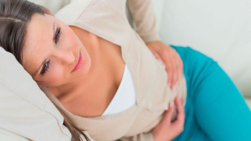 Una donna con segni di cistite necessita di un trattamento completo e competente